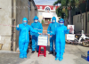 Công an thị trấn Bình Dương tặng quà cho lực lượng phòng, chống dịch.
