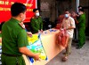 Đoàn viên thanh niên Công an phường Trần Hưng Đạo tặng quà cho bà con khó khăn trên địa bàn.