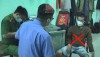 Đối tượng Võ Văn Chiến, ngoài cùng bên phải, khai báo với cơ quan chức năng.