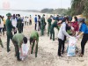 Đoàn cơ sở CA huyện và các đơn vị dọn vệ sinh, thu gom rác thải bãi biển xã Mỹ An.