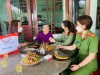 Phụ nữ công an tỉnh tặng quà cho mẹ Việt Nam anh hùng.