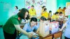 Phụ nữ Công an tặng quà cho trẻ em khuyết tật xã Cát Trinh.