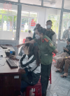 Cán bộ phòng Quản lý xuất nhập cảnh – Công an tỉnh Bình Định hướng dẫn người dân đăng ký thủ tục hành chính trên mạng Internet