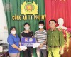 Công an thị trấn Phù Mỹ tặng quà cho thanh niên đang chấp hành án tại cộng đồng.