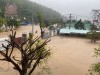 Bảo đảm an toàn cho người dân trong vùng ngập lụt.