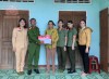 Tặng quà cho phụ nữ có hoàn cảnh khó khăn
