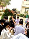 Tuổi trẻ Công an huyện Tuy Phước xung kích kích hoạt tài khoản định danh điện tử và cấp căn cước công dân.