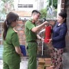 Công an phường tặng bình chữa cháy cho hộ dân gần trên đỉnh núi bà Hỏa