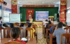 Cán bộ CSGT tuyên truyền pháp luật về ATGT cho người dân xã Mỹ Thắng
