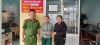 Công an xã Bình Thuận, huyện Tây Sơn trao trả lại tiền cho người dân đánh rơi.