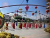 Tham gia đồng diễn dân vũ với áo dài