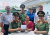 Ban Thanh niên Công an tỉnh trao 30 triệu đồng cho bà Lê Thị Nhung ở xã Vĩnh Thịnh, huyện Vĩnh Thạnh.