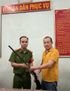 Tiếp nhận vũ khí do người dân giao nộp.