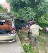 Cán bộ Công an xã Ia Rbol hỗ trợ đưa một bệnh nhân đi cấp cứu kịp thời