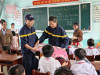 Đ/c Nguyễn Hoàng Tuấn, Trưởng phòng phát quà cho học sinh