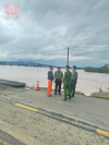 Đại tá Nguyễn Chí Linh, Phó Giám đốc Công an tỉnh kiểm tra công tác ứng phó, phòng chống lũ lụt tại phường AyunPa.