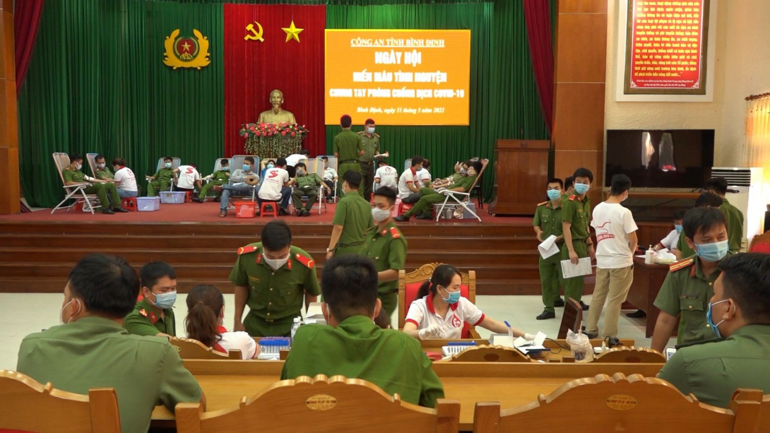 Lực lượng công an tích cực hiến máu cứu người.