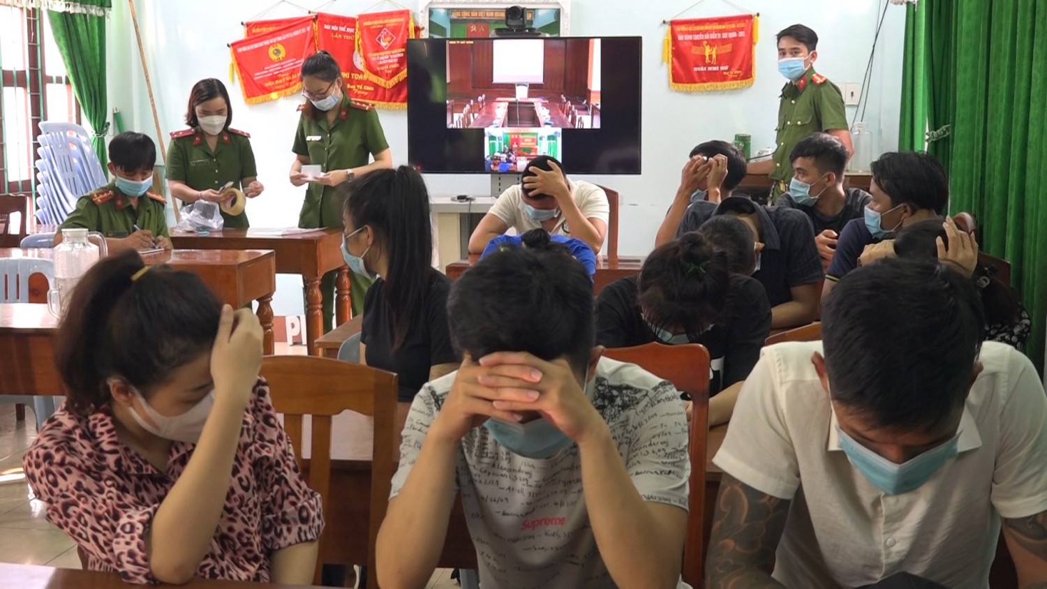 hon 40 doi tuong tu tap vao nha nghi su dung ma tuy bi phat hien xu ly