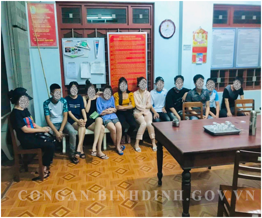 Công an huyện Phù Cát phát hiện, xử lý các đối tượng không thực hiện ngiêm túc giãn cách xã hội.