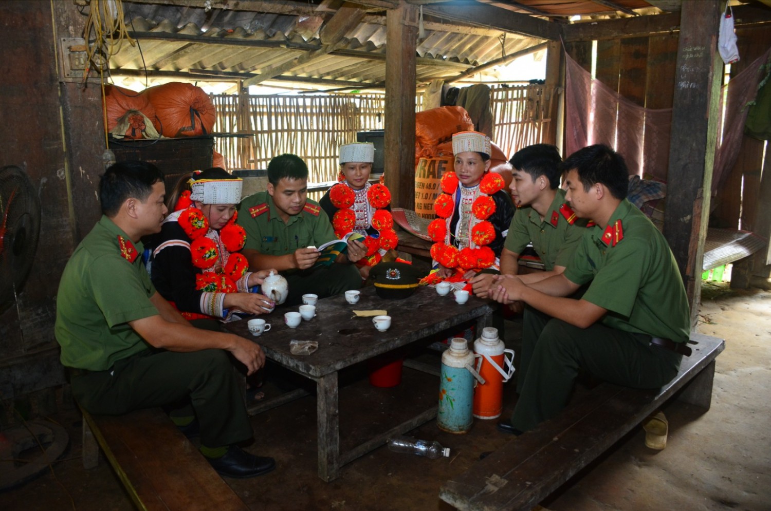 Công an phường Tân Quang, thành phố Tuyên Quang phổ biến pháp luật đến từng hộ gia đình.