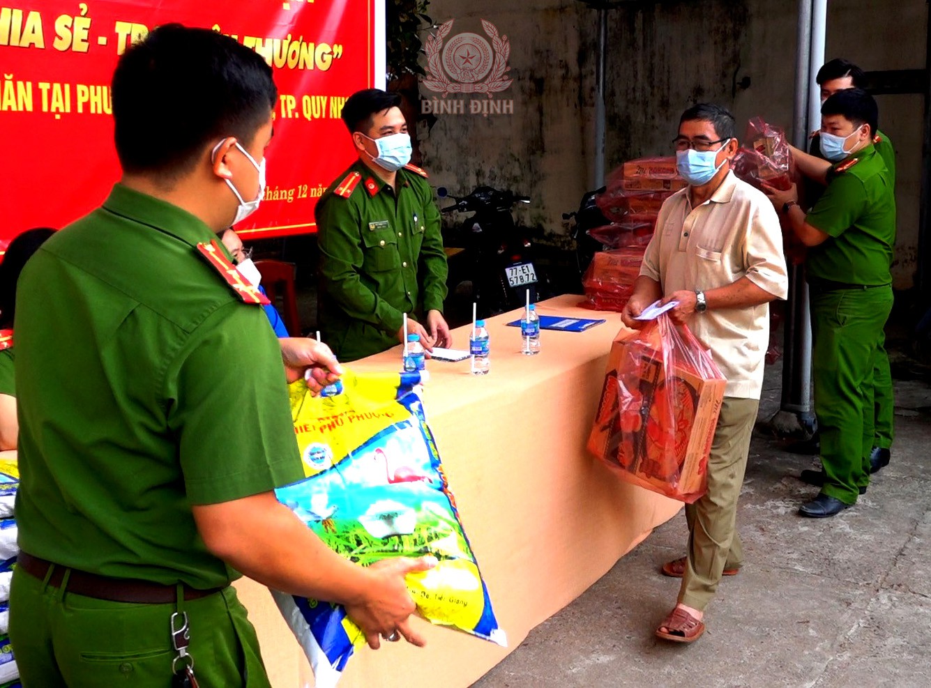 Đoàn viên thanh niên Công an phường Trần Hưng Đạo tặng quà cho bà con khó khăn trên địa bàn.