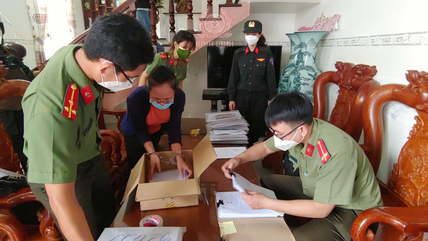 co quan an ninh dieu tra thu giu nhieu tai lieu chung chi gia