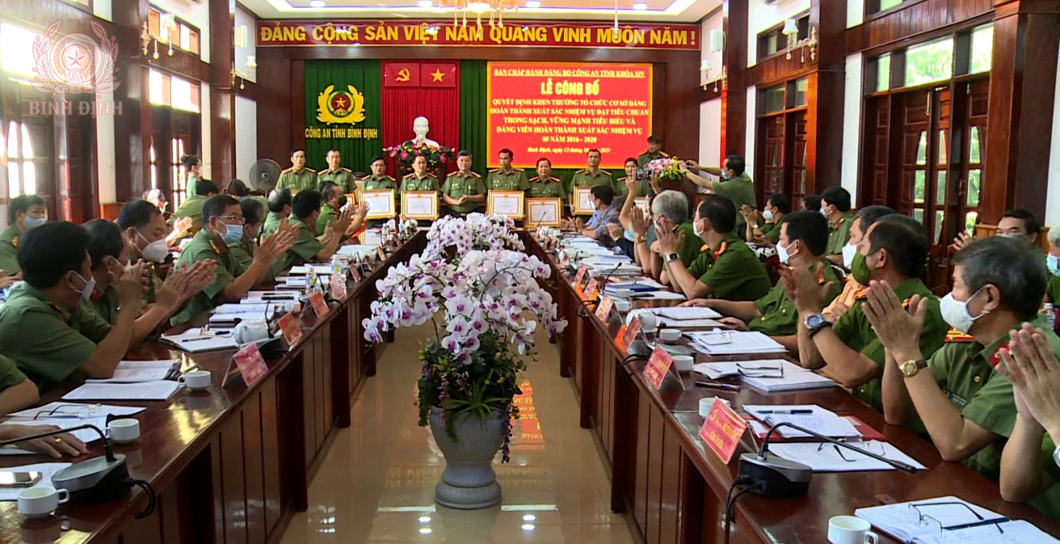 dai ta dang hong tho pho bi thu dang uy pho giam doc cong an tinh trao giay khen cua dang uy cong an tinh cho cac to chuc co so dang co thanh tich xuat sac