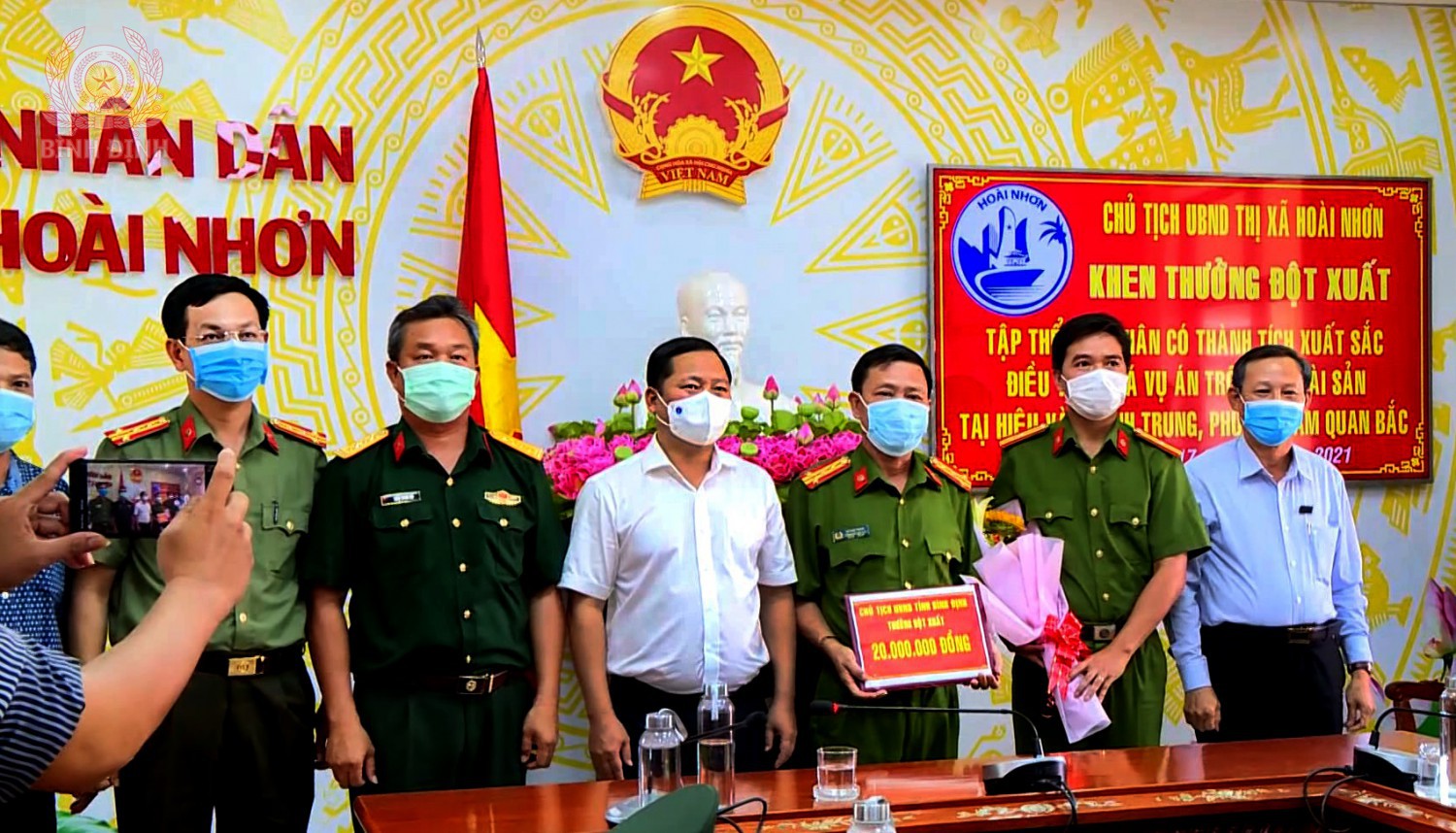 dong chi nguyen phi longchu tich ubnd tinh khen thuong cbcs cong an ve thanh tich dieu tra lam ro vu trom o hieu vang anh trung