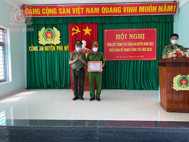 dong chi pho giam doc cong an tinh tang danh hieu don vi quyet thang cho cong an huyen