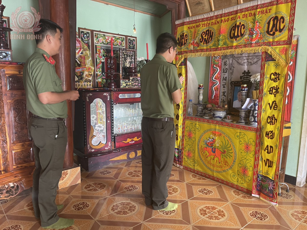 Đại diện Công an huyện Phù Mỹ thắp nén nhang lên bàn thờ Mẹ Việt Nam anh hùng Nguyễn Thị Hảo