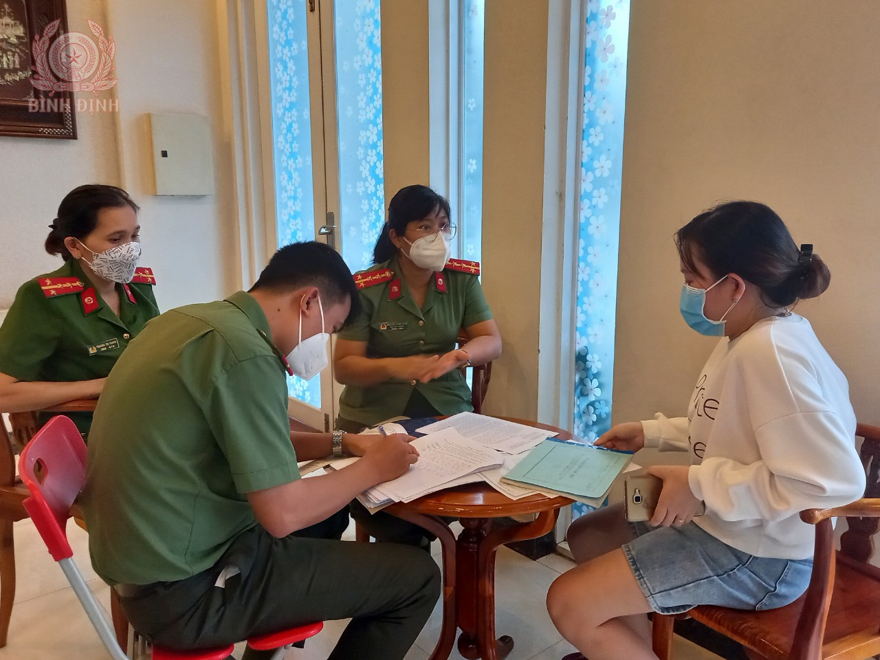 hinh anh 2 cong an huyen kiem tra huong dan tai co so luu tru co nguoi nuoc ngoai