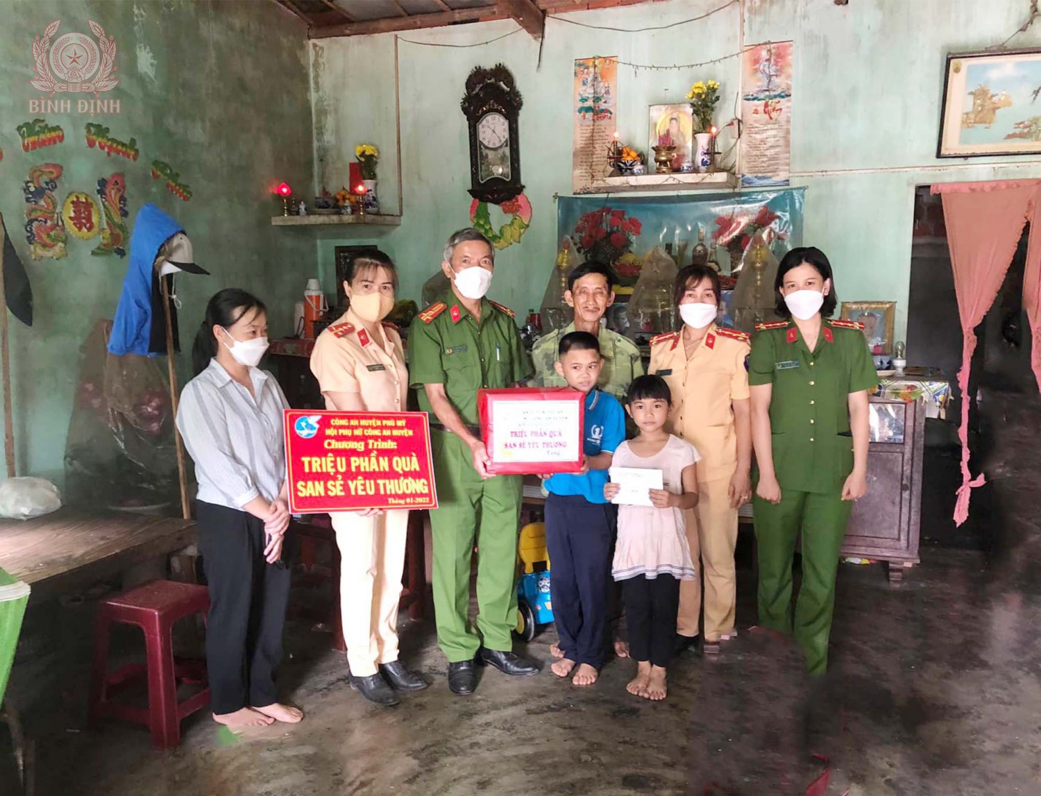 Lãnh đạo và Hội Phụ nữ CA huyện Phù Mỹ tặng quà trẻ em có hoàn cảnh khó khăn xã Mỹ HIệp.