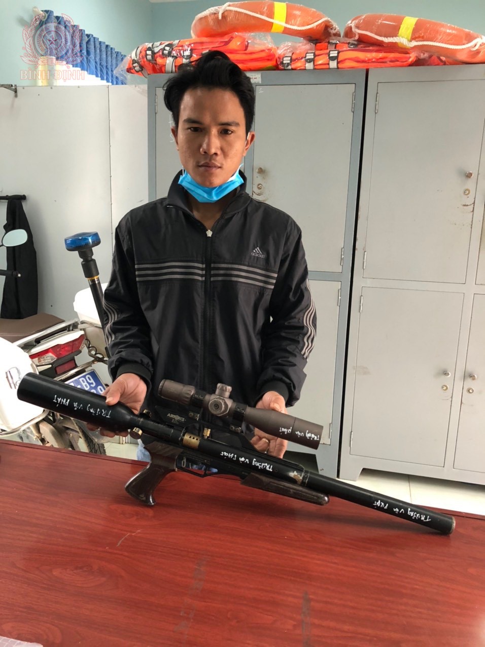 Đối tượng bên cây súng.