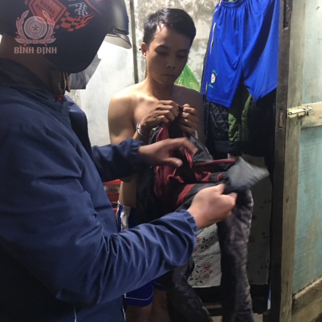 1 doi tuong pham cong khuong khi bi bat giu
