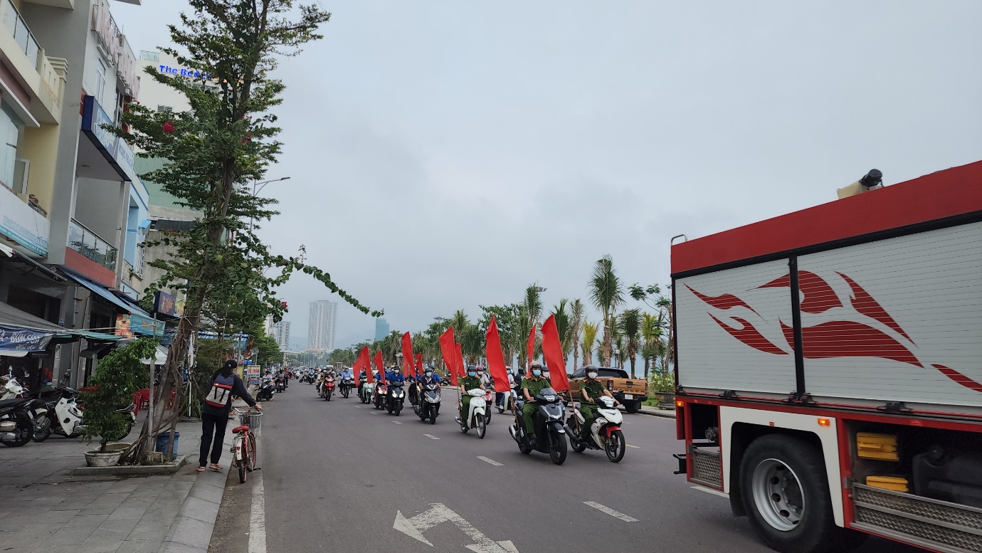 Lực lượng Cảnh sát PCCC và CNCH tổ chức tuyên truyền lưu động công tác phòng cháy, chữa cháy trên địa bàn thành phố Quy Nhơn.