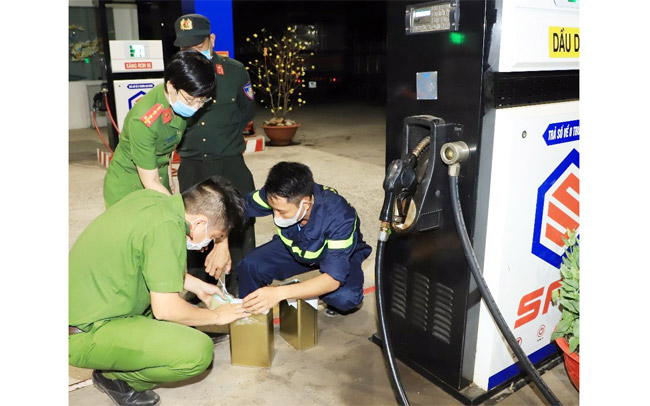 Tăng cường thanh tra, kiểm soát, quản lý chất lượng, đấu tranh chống buôn lậu, gian lận thương mại xăng dầu.