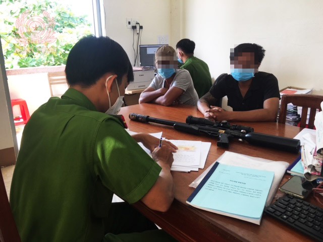 CA xã đang làm việc với hai đối tượng.