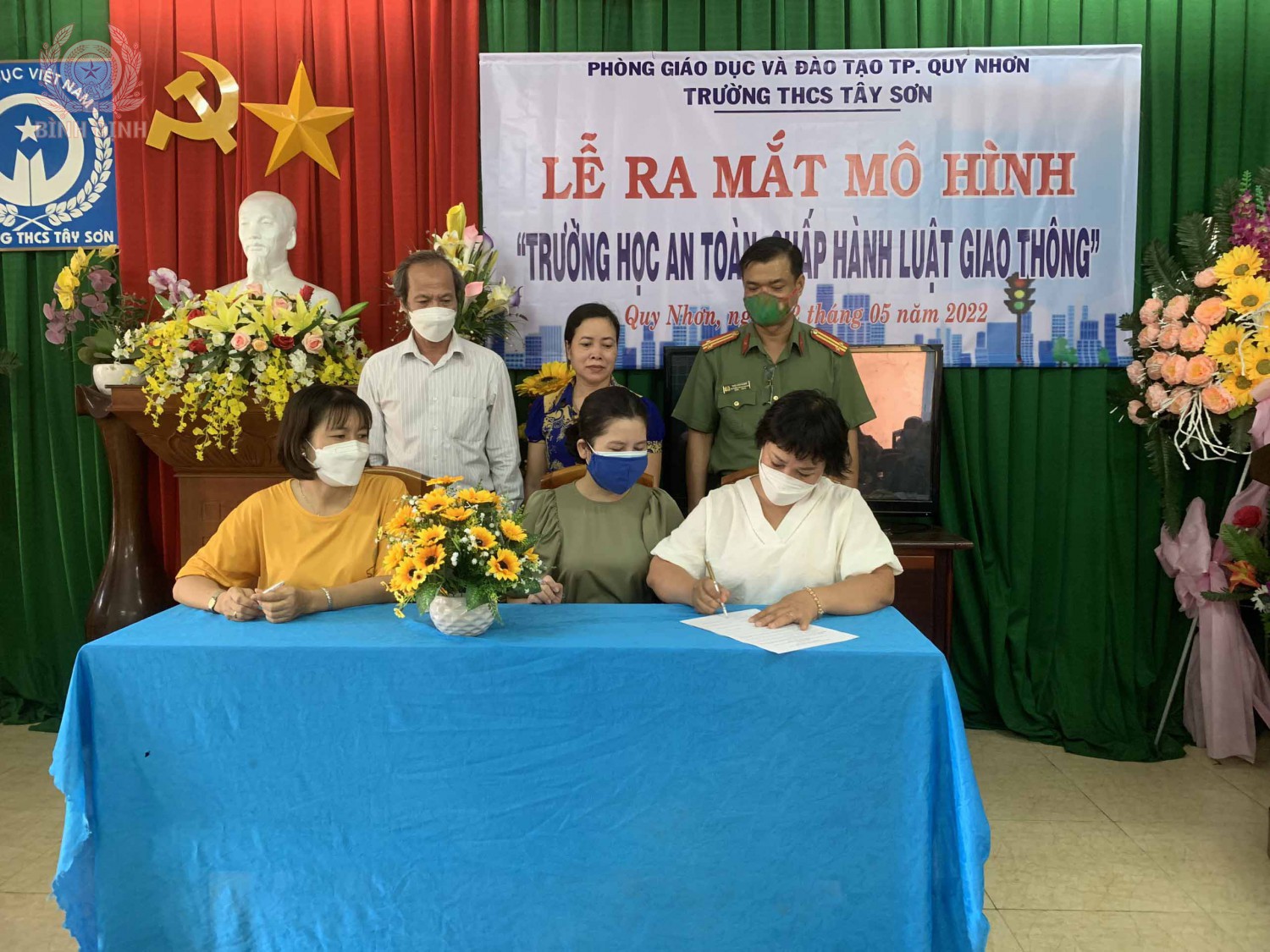 Đại diện giáo viên ký kết giao ước thi đua.