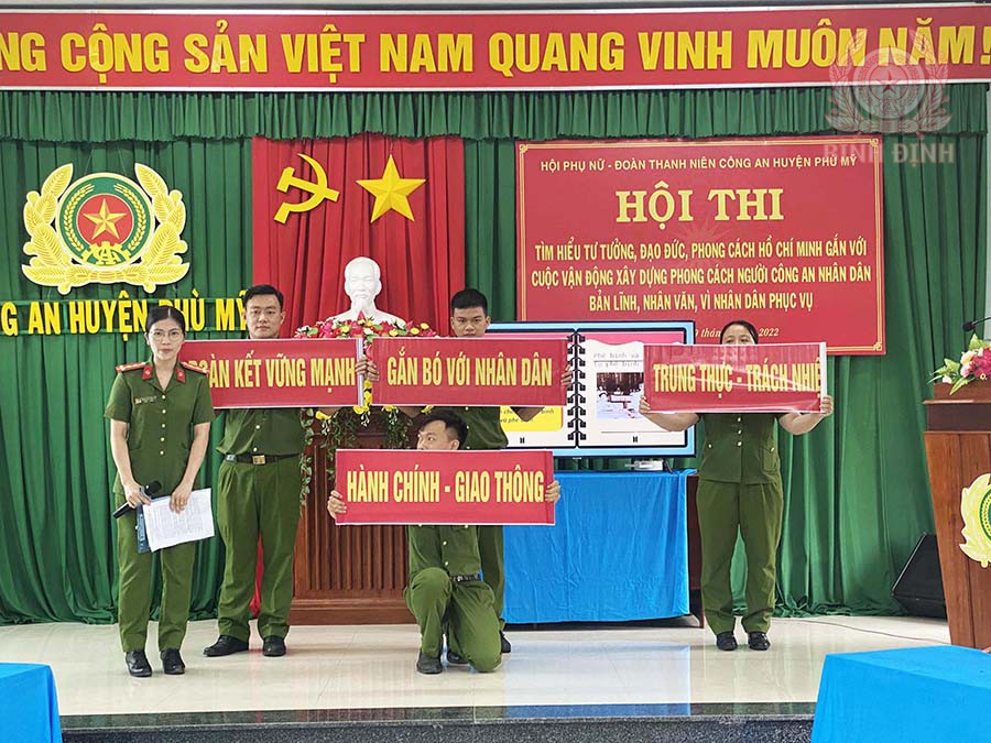 Phần thi thuyết trình của khối CS Hành chính - Giao thông.