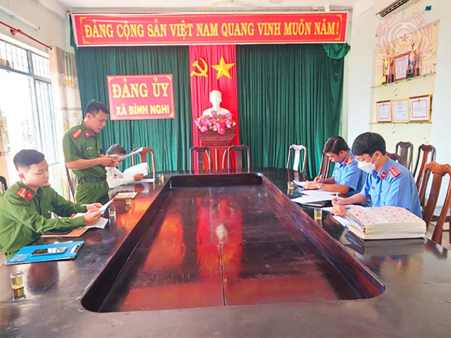 Đại diện UBND xã Bình Nghi báo cáo tình hình, kết quả  công tác Thi hành án hình sự tại cộng đồng trên địa bàn xã