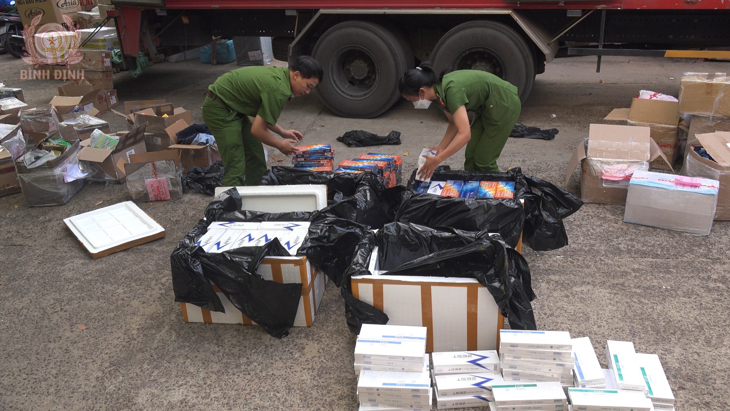 Cảnh sát kinh tế Công an Quy Nhơn kiểm đếm số thuốc lá điếu ngoại nhập