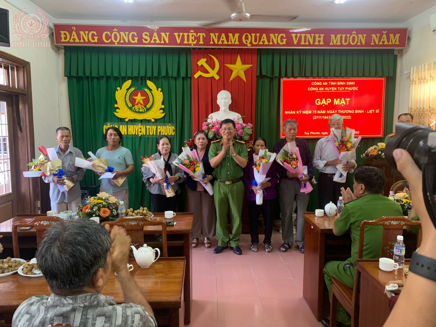 Tặng quà thương binh, bệnh binh, thân nhân liệt sỹ CAND