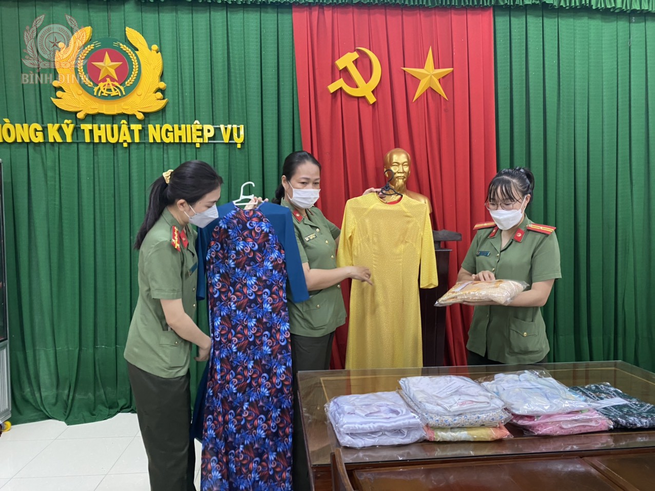 HỘI PHỤ NỮ PHÒNG KTNV HUY ĐỘNG ÁO DÀI CHO HỘI VIÊN PHỤ NỮ, NỮ SINH CÓ HOÀN CẢNH KHÓ KHĂN