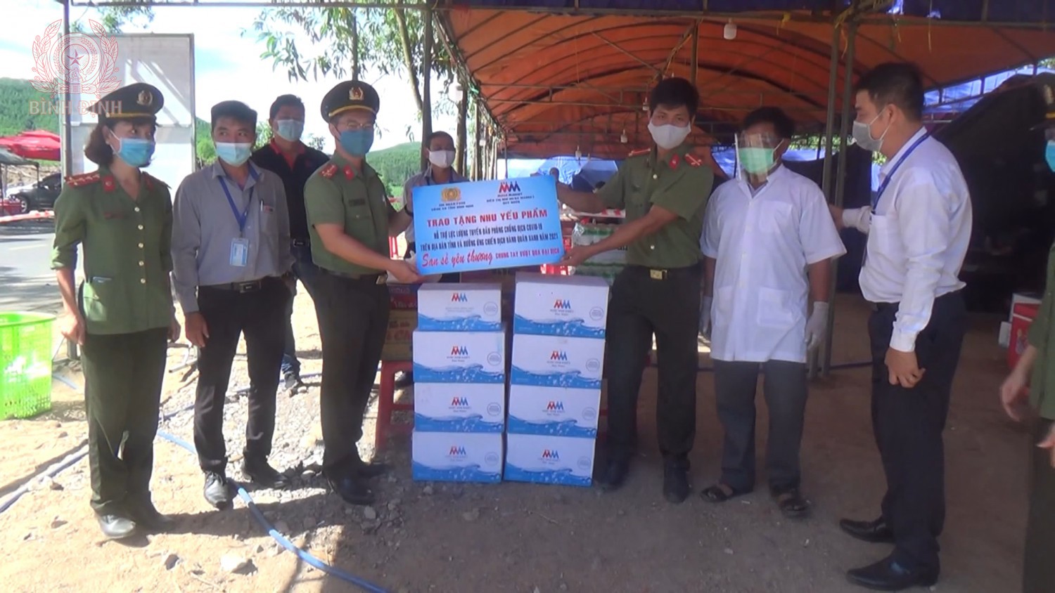 doan vien thanh nien cong an tinh tang qua cac chot kiem dich tren dia ban tinh