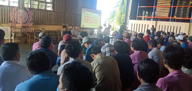Công an xã Phước An tuyên truyền pháp luật về “tín dụng đen” cho công nhân.