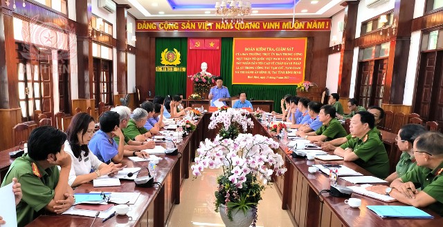 dong chi nguyen huy tien pho vien truong thuong truc vksnd toi cao phat bieu ket luan tai buoi lam viec 640x329