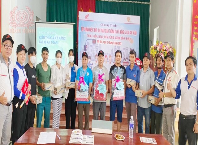 tang qua cho nguoi dan co hoan canh kho khan 640x469