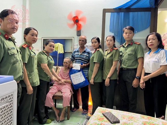 Chi đoàn cơ sở phòng An ninh đối ngoại; Chi đoàn cơ sở, Hội phụ nữ phòng An ninh kinh tế phối hợp với Hội phụ nữ phường Thị Nại, TP Quy Nhơn tổ chức thăm, tặng quà cho 01 hội viên phụ nữ có hoàn cảnh khó khăn.