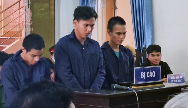 3 đối tượng nhận lãnh bản án từ Hội đồng xét xử (Nguyễn Phi Hùng đứng giữa)