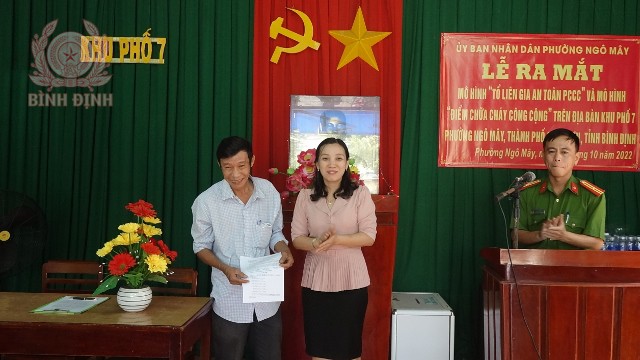 chu tich ubnd phuong ngo may trao quyet dinh thanh lap mo hinh 640x360